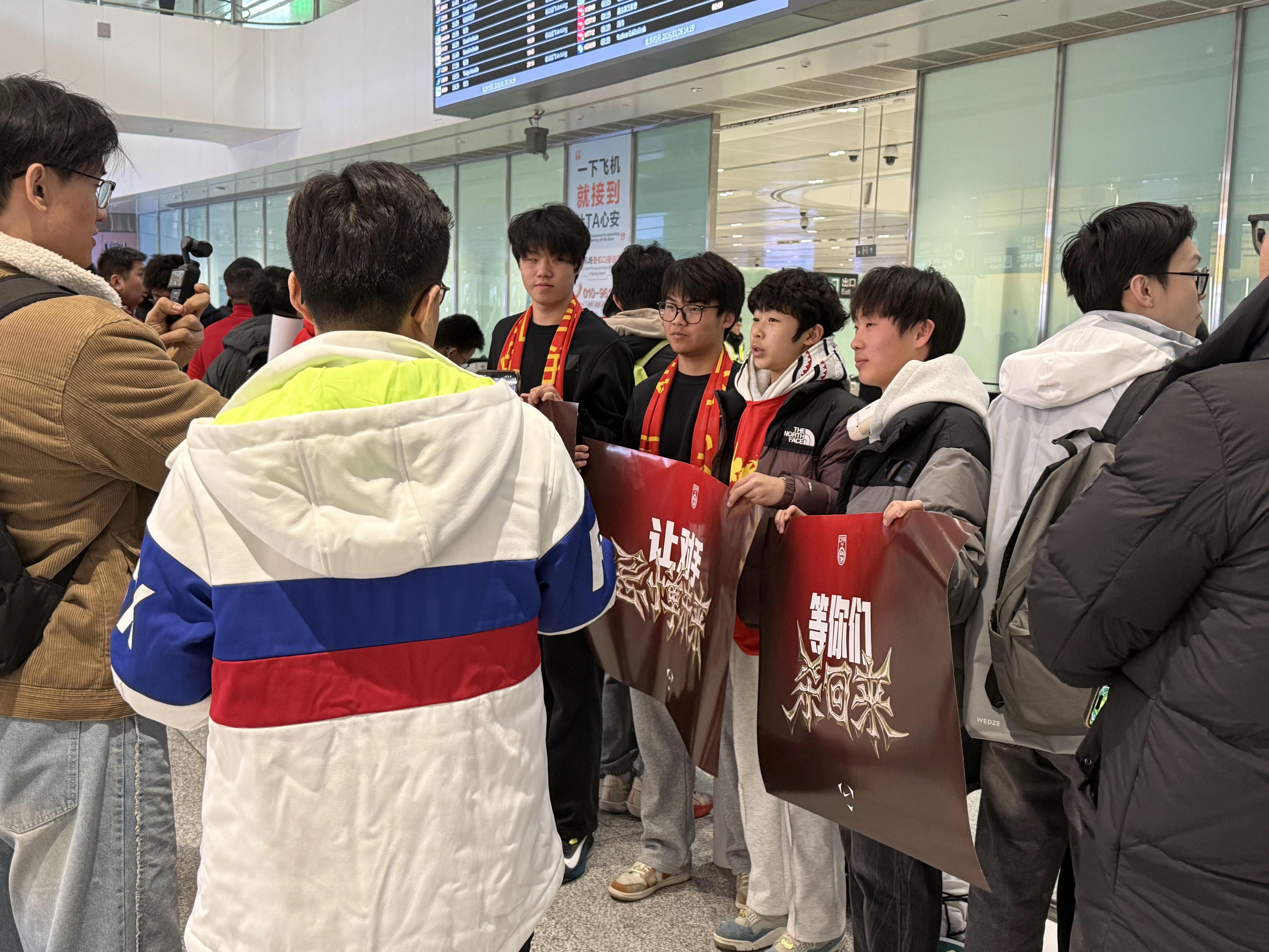 世界杯直播入口-U23国足将于下午落地大兴机场，大量球迷现场迎接将士们凯旋